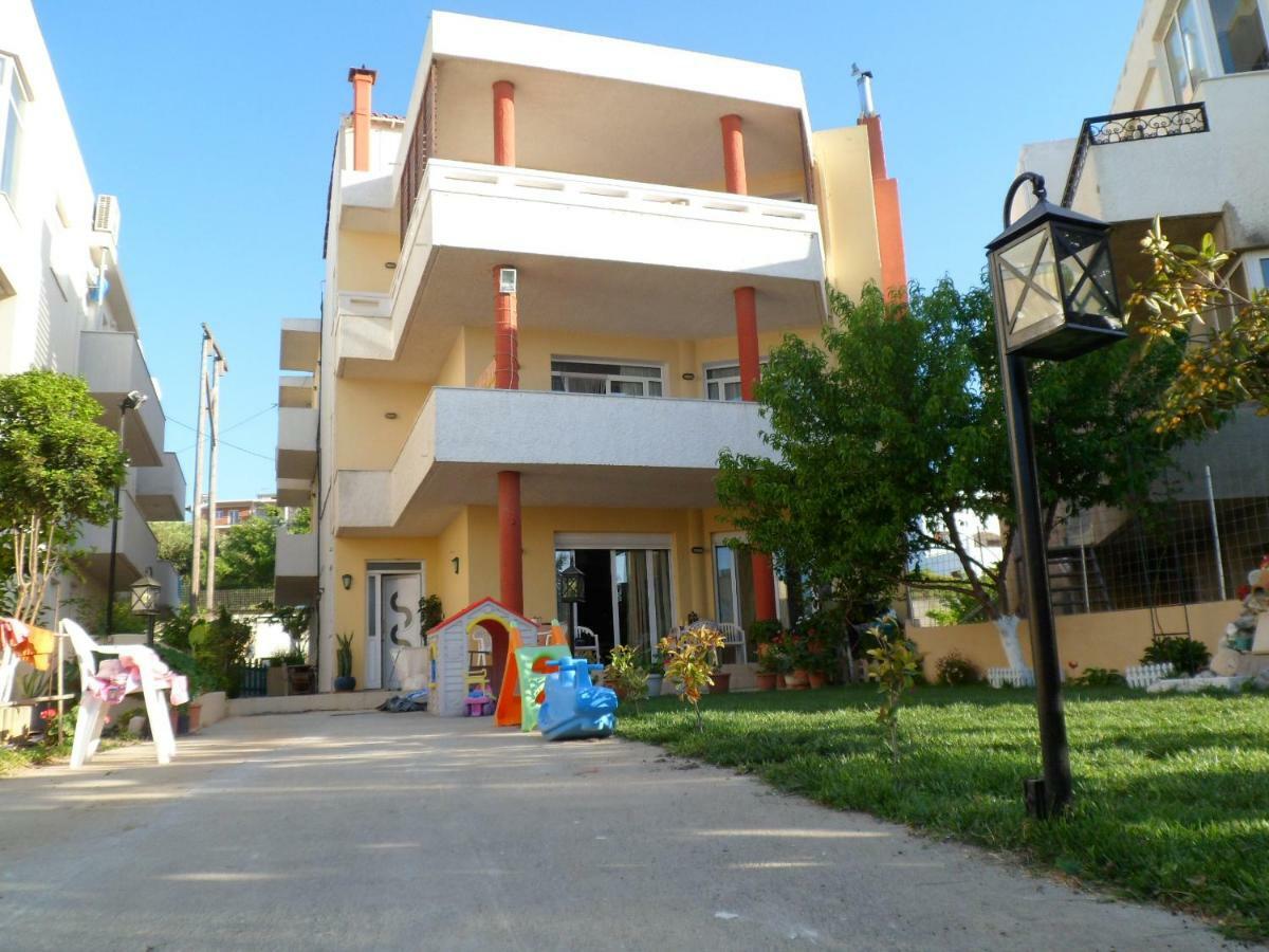 Menelaos Apartments Adelianos Kampos Exterior photo